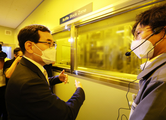 이창양 산업통상자원부 장관이 지난 21일 오후 경기도 화성시 동진쎄미켐에서 열린 '반도체 산학협력 4대 인프라 구축 협약식'을 마친 후 반도체 소재 생산시설을 살펴보고 있다. <연합뉴스>